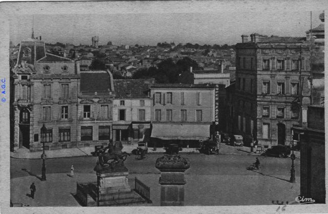 Cognac vue de la place Francois 1er.jpg